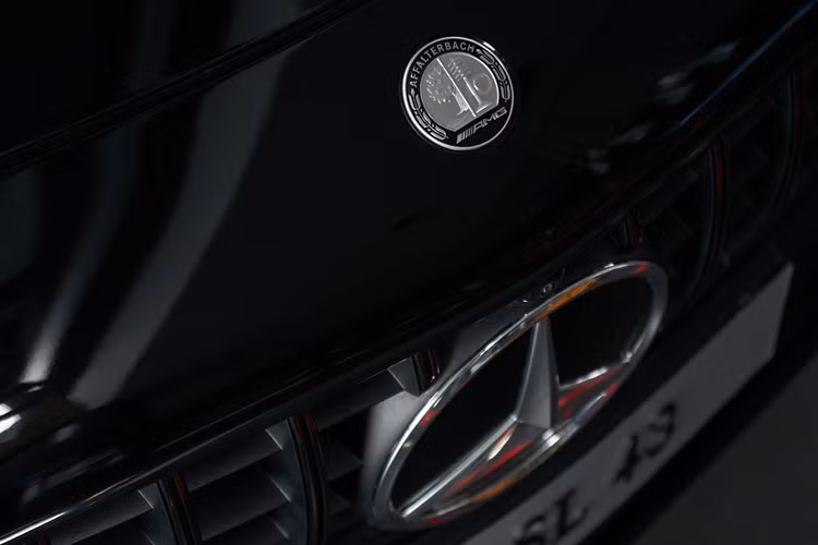 Tuy là phiên bản tiêu chuẩn trong dòng Mercedes-AMG SL nhưng SL 43 vẫn được trang bị tiêu chuẩn hệ thống treo khí nén AMG RIDE CONTROL với nhiều mức tùy chỉnh độ cao gầm xe.