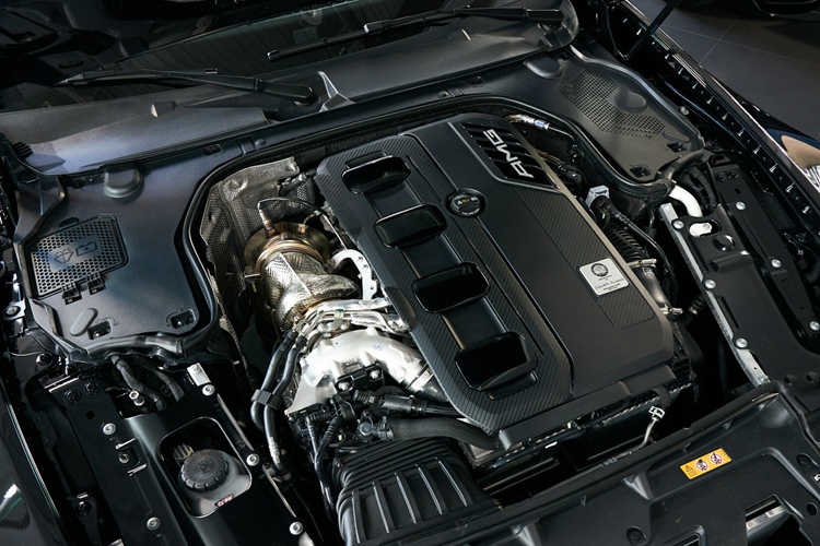 Như vậy, về lý thuyết thì mức công suất cao nhất của xe sẽ là 388 mã lực. Cơ chế hybrid nhẹ cũng giúp cải thiện quá trình khởi động xe và hỗ trợ tính năng chạy điện – ngắt động cơ tạm thời khi người lái nhả chân ga; đặc biệt hệ thống lập tức khởi động lại khi nhấn chân ga.