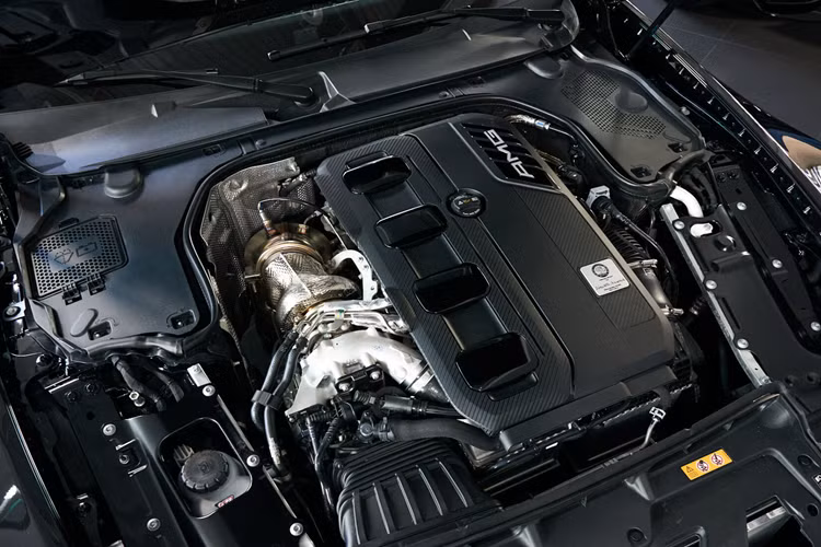 Như vậy, về lý thuyết thì mức công suất cao nhất của xe sẽ là 388 mã lực. Cơ chế hybrid nhẹ cũng giúp cải thiện quá trình khởi động xe và hỗ trợ tính năng chạy điện – ngắt động cơ tạm thời khi người lái nhả chân ga; đặc biệt hệ thống lập tức khởi động lại khi nhấn chân ga.