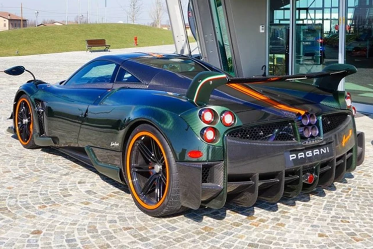 Pagani Huayra BC Roadster có bộ lốp Pirelli PZero Trofeo R được thiết kế đặc biệt để tăng thêm độ bám dính mặt đường. Xe có thời gian tăng tốc từ vị trí xuất phát lên 96 km/h tương tự như bản coupe.