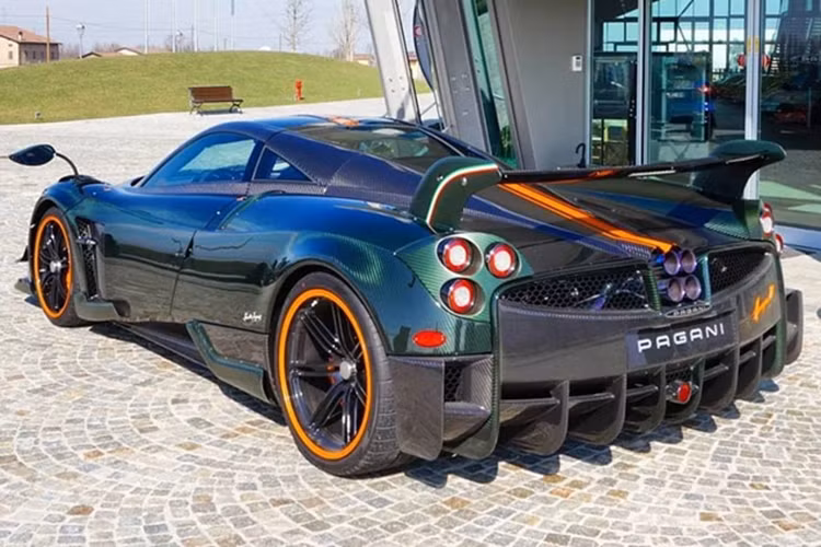 Pagani Huayra BC Roadster có bộ lốp Pirelli PZero Trofeo R được thiết kế đặc biệt để tăng thêm độ bám dính mặt đường. Xe có thời gian tăng tốc từ vị trí xuất phát lên 96 km/h tương tự như bản coupe.