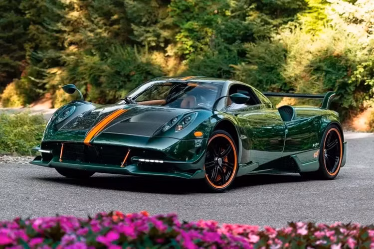 Pagani Huayra BC Roadster được trang bị khối động cơ V12, tăng áp kép, dung tích 6.0 lít, sản sinh công suất tối đa 789 mã lực và mô-men xoắn cực đại 1.099 Nm. Sức mạnh của Huayra BC Roadster được truyền tới bánh thông qua hộp số tự động Xtrac 7 cấp hoàn toàn mới.