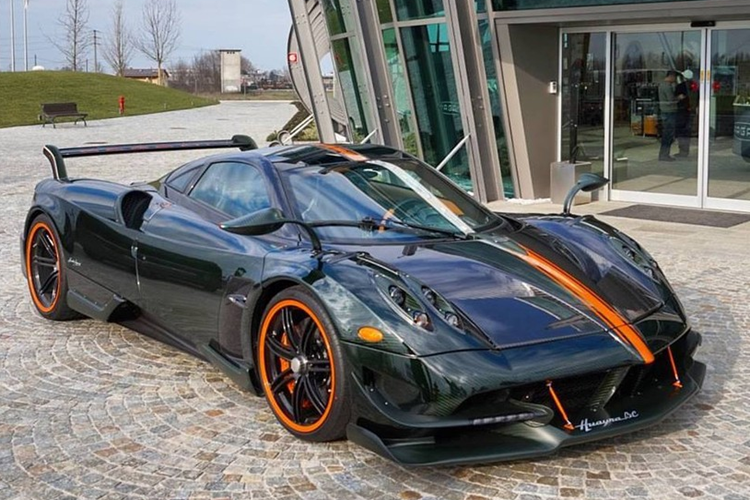 Chỉ có 40 chiếc siêu xe Pagani Huayra BC Roadster, và đây đã là xe thứ 2 lộ diện có mặt tại Gumball 3000 nhưng đặc biệt hơn, đã được mang về Việt Nam để tham dự hành trình siêu xe lớn nhất thế giới, thay vì trưng bày như xe của đại gia Singapore.