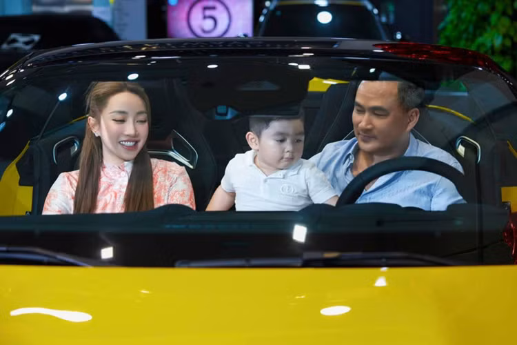 Cung cấp sức mạnh cho Mercedes-AMG SL43 là động cơ Mild-hybrid 2.0L 4 xi-lanh theo triết lý “One man, One engine” (Mỗi kỹ sư, một động cơ) kế thừa từ quá trình phát triển của đội đua F1 Mercedes-AMG Petronas, cho công suất tối đa 381 mã lực và mô-men xoắn cực đại 480 Nm, kết hợp cùng hộp số tự động 9 cấp và hệ dẫn động cầu sau.