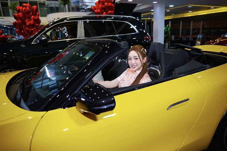 Xe còn được trang bị màn hình cảm ứng trung tâm 11,9 inch cung cấp nhiều kiểu hiển thị và các chế độ khác nhau. Bảng đồng hồ kỹ thuật số sau vô lăng với màn hình màu 12,3 inch được thiết kế như một cánh gió mạnh mẽ tích hợp vào một tấm che công nghệ cao để ngăn hiện tượng phản chiếu do ánh sáng mặt trời khiến khoang lái thêm nét thể thao ấn tượng.