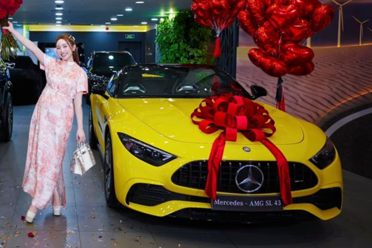 Điểm nhấn ở khu vực cabin thuộc về cặp màn hình kép, bao gồm cụm đồng hồ kỹ thuật và màn hình giải trí đều có kích thước lên tới 12,3 inch được bao bọc bởi lớp kính chống xước cao cấp.