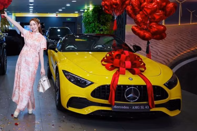 Điểm nhấn ở khu vực cabin thuộc về cặp màn hình kép, bao gồm cụm đồng hồ kỹ thuật và màn hình giải trí đều có kích thước lên tới 12,3 inch được bao bọc bởi lớp kính chống xước cao cấp.