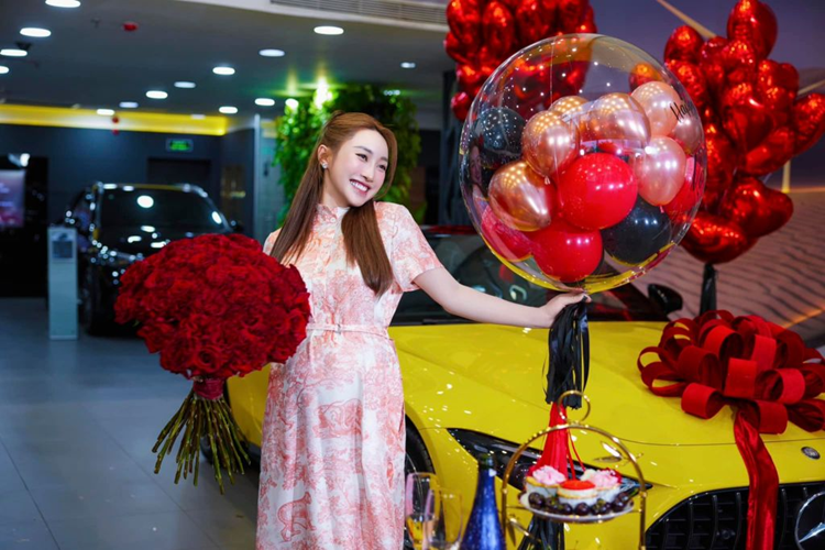 Nhờ đó, xe có khả năng tăng tốc 0-100 km/h chỉ trong 4,9 giây và tốc độ tối đa 275 km/h. Chiếc thứ hai là Mercedes-Maybach GLS 480, xe sở hữu ngoại thất màu đen ánh xanh lục bảo, đi cùng bộ mâm đa chấu kích thước 22 inch. Mercedes-Maybach GLS 480 sở hữu nhiều nét tương đồng về thiết kế với GLS 600 với ngoại hình to lớn nhưng vẫn toát lên vẻ sang trọng.