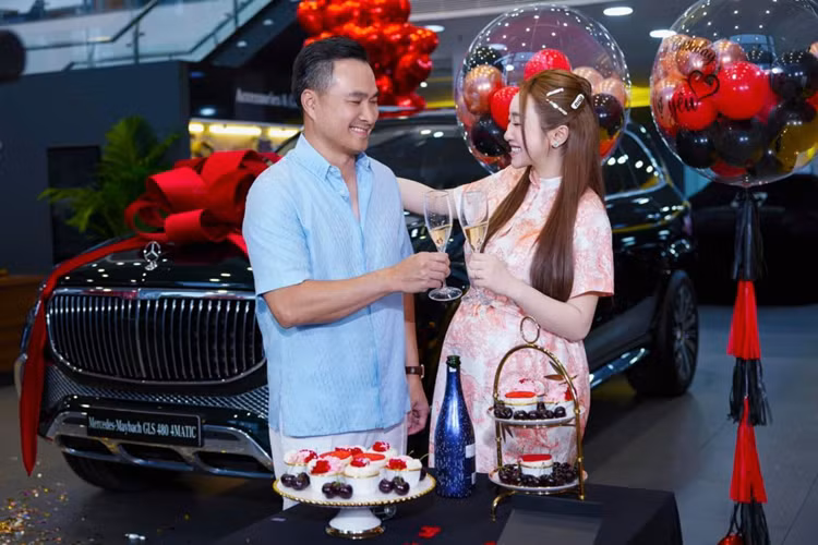 Đẳng cấp, tiện nghi và tràn ngập công nghệ là những đặc trưng thường thấy trên các mẫu xe siêu sang mang thương hiệu Maybach. Và mẫu GLS 480 4Matic của diễn viên Chi Bảo cũng không ngoại lệ khi loạt vật liệu cao cấp như da Nappa, gỗ bóng Manufaktur piano lacquer màu đen, vi sợi Dinamica... xuất hiện khắp không gian bên trong xe.