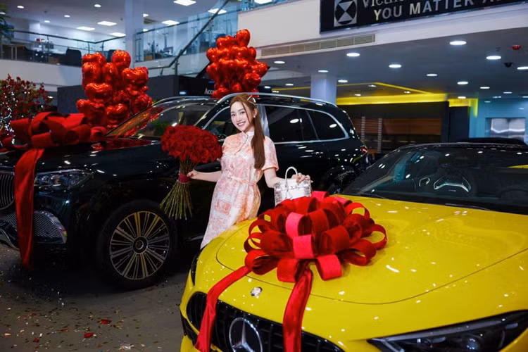 Hàng ghế thứ 2 được thiết kế dạng thương gia với lưng ghế có thể ngả 43,5 độ. Ở hàng ghế này, hành khách cũng được trang bị nhiều tiện ích hiện đại như: 2 máy tính bảng đa chức năng gắn trên lưng ghế trước, bàn làm việc, tủ lạnh mini, sạc điện thoại không dây, điều hòa độc lập,...