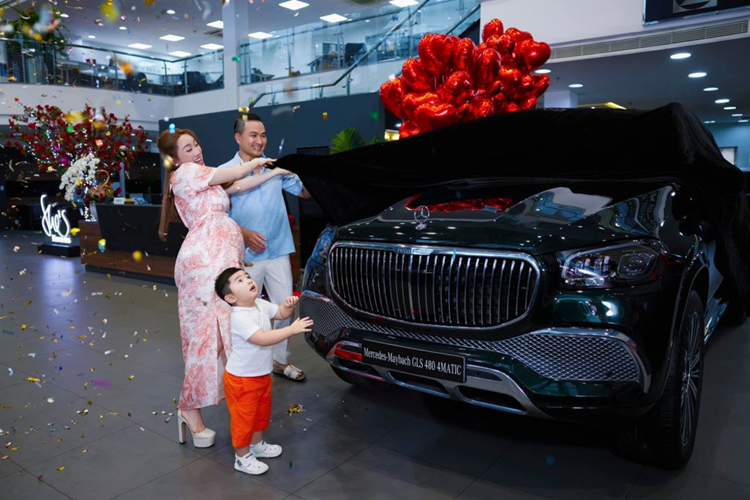 Ngoài ra, chiếc SUV siêu sang này còn được trang bị nhiều tiện ích khác như: hệ thống âm thanh vòm Burmester High end 3D, hệ thống giải trí BMUX thông minh, kích hoạt bằng câu lệnh "Hey Mercedes" được tích hợp trên tất cả màn hình, bàn làm việc, cửa sổ trời toàn cảnh, cần số điện tử, cốp mở/đóng điện...