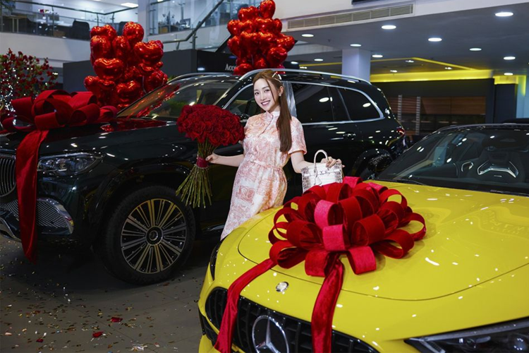 Về nội thất, khoang cabin của chiếc xe mui trần Mercedes-AMG SL43 mới là sự kết hợp giữa màn hình analog và kỹ thuật số, được gọi là “Hyperanalog”. Điều này được thể hiện qua bảng đồng hồ kỹ thuật số được tích hợp vào tấm che kính 3D.