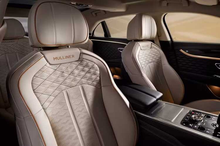 Hiệu ứng ánh sáng sống động cho đèn xi-nhan và đèn hậu tông màu đỏ mới. Chúng có sẵn 101 màu sơn, mặc dù khách hàng có thể chọn màu sơn cổ điển hoặc màu sơn phù hợp theo yêu cầu.