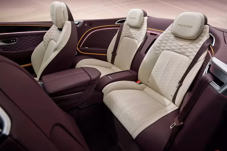 Các mẫu xe này còn được trang bị mâm 22 inch đặc biệt có huy hiệu Bentley Mulliner tự cân bằng. Continental GT và GTC có huy hiệu Mulliner trên chắn bùn trước cũng như đèn pha với “gương phản xạ ‘pha lê cắt’ mới, độc đáo và rất phức tạp”. Riêng Flying Spur có biểu tượng Flying B cũng như các lỗ thông hơi trên chắn bùn phía trước mới được hoàn thiện với “chi tiết kim cương kép”.