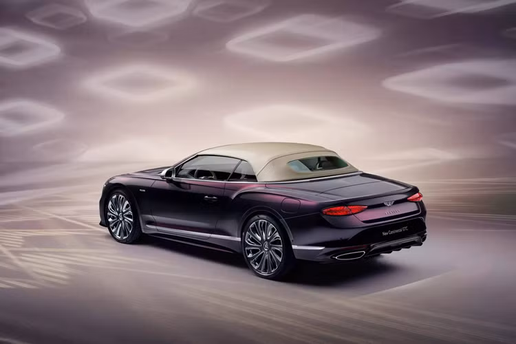 Bentley tiếp tục cho biết khách hàng có thể mong đợi một “sự kết hợp ấn tượng hơn nữa giữa hiệu năng, khả năng xử lý và sự tinh tế của tấm thảm thần kỳ”. Điều này có thể thực hiện được nhờ “hệ thống van điều tiết van kép mới và lò xo không khí buồng kép”, cho phép các tùy chọn điều chỉnh phức tạp hơn cho hệ thống treo của loạt xe.
