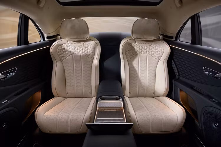 Đáng chú ý hơn, những chiếc xe siêu sang Bentley Mulliner 2025 giờ đây được trang bị ghế trước Wellness có thể điều chỉnh theo tư thế và tự động làm mát hoặc sưởi cho hành khách. Flying Spur cũng bổ sung thêm những chiếc ghế êm ái cao cấp hơn ở phía sau, nâng cao trải nghiệm thư giãn cho người sử dụng.