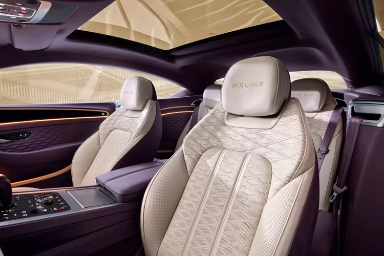 Ngoại thất của những phiên bản Mulliner mới lần này cũng hết sức ấn tượng. Tất cả các mẫu xe đều có lưới tản nhiệt Floating Diamond với viền mạ chrome cũng như thanh dọc. Chúng được nối với nhau bằng các khe hút gió mạ chrome, các điểm nhấn bên hông mạ chrome, ống xả mạ chrome và nắp gương màu bạc Satin Silver.