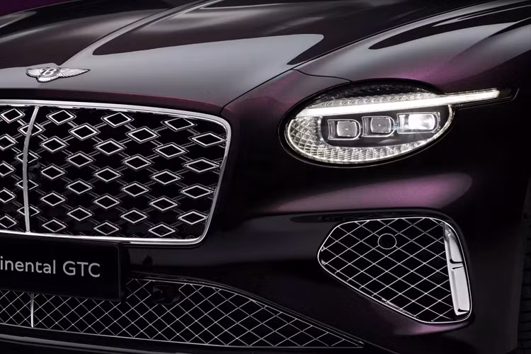 Điểm nhấn nổi bật nhất của đợt ra mắt lần này, đó là tất cả các phiên bản Mulliner đều vận hành bằng hệ truyền động Ultra Performance Hybrid, bao gồm động cơ xăng V8 4.0 lít tăng áp kép, một mô-tơ điện và bộ pin 25,9 kWh hỗ trợ sạc từ bên ngoài.