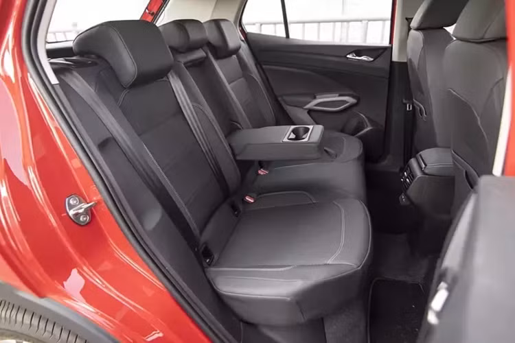 Nội thất của xe cũng tạo cảm giác quen thuộc với những ai từng lái ô tô Skoda. Tại đây, xe chỉ có ghế bọc nỉ, vô lăng chỉnh 4 hướng, điều hòa chỉnh tay, bảng đồng hồ analog với màn hình đa thông tin 3,5 inch và 2 loa tweeter ở bản tiêu chuẩn.