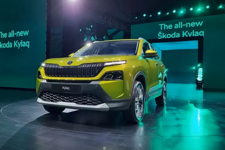 Ngoài ra, xe SUV Skoda Kylaq 2025 còn có cản trước khỏe khoắn với hốc gió trung tâm cỡ lớn. Cả cản trước và cản sau đều tích hợp ốp gầm giả màu bạc. Trong khi đó, cụm đèn hậu của xe có thiết kế vuông vức và không nối liền hai bên theo xu hướng thịnh hành. Các trang bị tiêu chuẩn của xe gồm có đèn pha/đèn hậu LED, vành thép 16 inch với ốp mâm màu bạc và gương chiếu hậu/cửa sổ chỉnh điện.