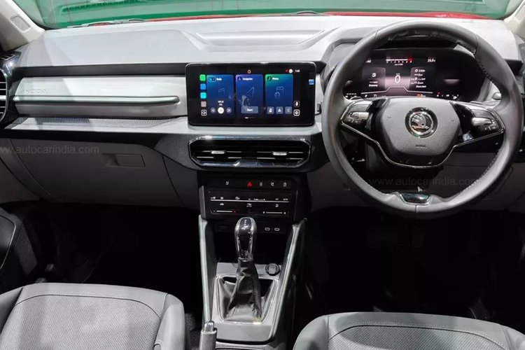 Ở bản cao cấp hơn, xe có thêm đèn pha tự động bật/tắt, đèn chờ dẫn đường, đèn sương mù trước, gương gập điện, tay nắm cửa mạ crôm, ăng ten vây cá mập, vành hợp kim 17 inch, phay xước 2 màu, gạt mưa tự động phía trước và gạt mưa phía sau. Bên trong Skoda Kylaq 2025 là không gian nội thất 2 hàng ghế với 5 chỗ ngồi.