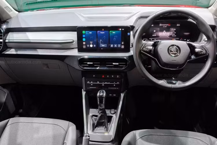 Ở bản cao cấp hơn, xe có thêm đèn pha tự động bật/tắt, đèn chờ dẫn đường, đèn sương mù trước, gương gập điện, tay nắm cửa mạ crôm, ăng ten vây cá mập, vành hợp kim 17 inch, phay xước 2 màu, gạt mưa tự động phía trước và gạt mưa phía sau. Bên trong Skoda Kylaq 2025 là không gian nội thất 2 hàng ghế với 5 chỗ ngồi.