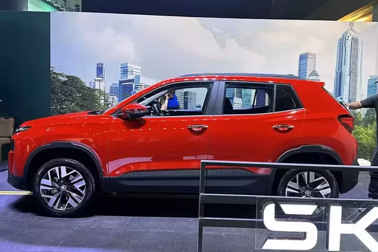 Được định vị trong phân khúc SUV hạng A, Skoda Kylaq 2025 sở hữu kích thước dài x rộng x cao lần lượt 3.995 x 1.783 x 1.619 mm và chiều dài cơ sở 2.556 mm. Với kích thước này, tân binh nhà Skoda là đối thủ của Kia Sonet và Hyundai Venue.