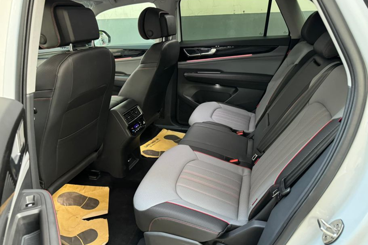 Xe sở hữu hàng loạt tiện ích nổi trội như: cụm đồng hồ kỹ thuật số 10,25 inch, màn hình giải trí là loại cảm ứng có kích cỡ 12 inch, màn hình kính lái HUD, hệ thống âm thanh cao cấp 12 loa Harman Kardon, phanh tay điện tử, sạc không dây, đèn trang trí nội thất, cửa sổ trời toàn cảnh, cốp đóng mở điện (có tính năng đá cốp)...