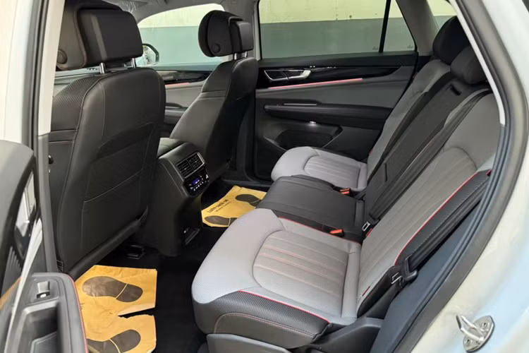 Xe sở hữu hàng loạt tiện ích nổi trội như: cụm đồng hồ kỹ thuật số 10,25 inch, màn hình giải trí là loại cảm ứng có kích cỡ 12 inch, màn hình kính lái HUD, hệ thống âm thanh cao cấp 12 loa Harman Kardon, phanh tay điện tử, sạc không dây, đèn trang trí nội thất, cửa sổ trời toàn cảnh, cốp đóng mở điện (có tính năng đá cốp)...