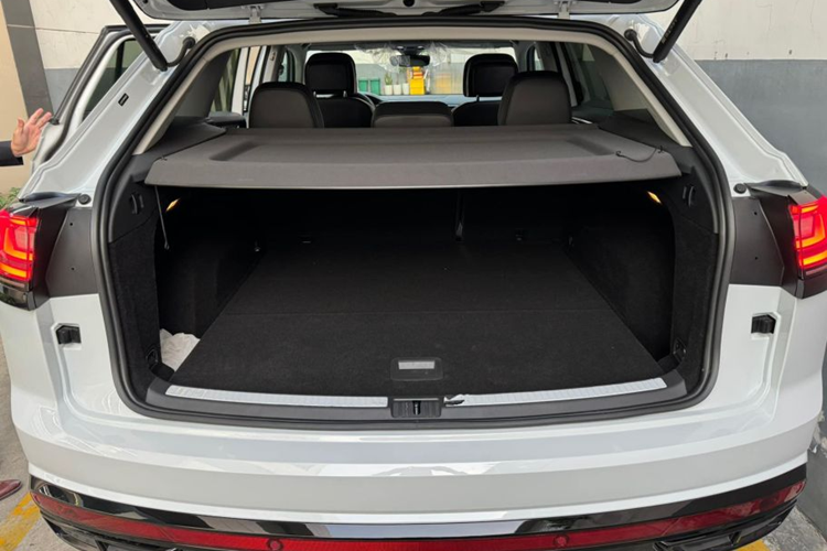 Về trang bị an toàn, Teramont X sở hữu hàng loạt tính năng hỗ trợ lái như: cảnh báo tập trung cho người lái, cảm biến áp suất lốp (TPMS), hệ thống kiểm soát cự ly đỗ xe trước/sau (PDC)