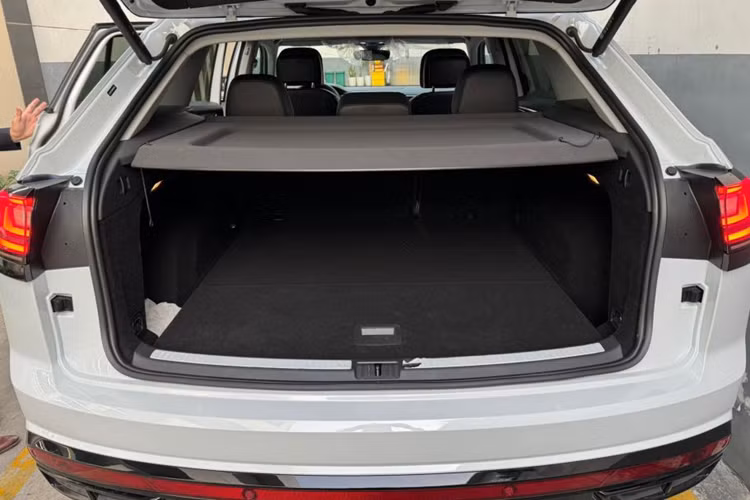 Về trang bị an toàn, Teramont X sở hữu hàng loạt tính năng hỗ trợ lái như: cảnh báo tập trung cho người lái, cảm biến áp suất lốp (TPMS), hệ thống kiểm soát cự ly đỗ xe trước/sau (PDC)