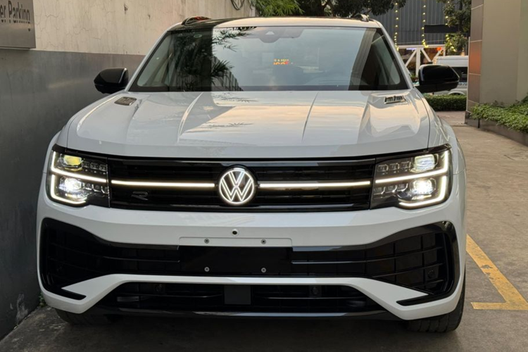 Đầu xe gây ấn tượng với cụm đèn LED matrix 2 tầng ở phía trước với 4 chế độ chiếu sáng và có thể tự động chuyển đổi. Hệ thống đèn tân tiến hỗ trợ điểm mù ánh sáng, giúp người lái tự tin lái xe vào ban đêm hoặc thời tiết xấu.