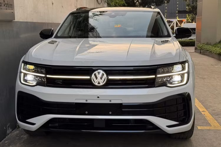 Đầu xe gây ấn tượng với cụm đèn LED matrix 2 tầng ở phía trước với 4 chế độ chiếu sáng và có thể tự động chuyển đổi. Hệ thống đèn tân tiến hỗ trợ điểm mù ánh sáng, giúp người lái tự tin lái xe vào ban đêm hoặc thời tiết xấu.