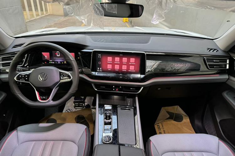 Phía đuôi xe có cụm đèn hậu hai bên được thiết kế liền với nhau bằng phần ốp màu đen, đi cùng cản sau vuông vức, bên dưới là hai đầu ống xả giả. Xe còn được trang bị bộ mâm R-Line kích thước 21 inch, cùng cùm phanh màu đỏ và lốp của Goodyear. Về nội thất, Teramont X về Việt Nam có cấu hình 5 chỗ ngồi rộng rãi.