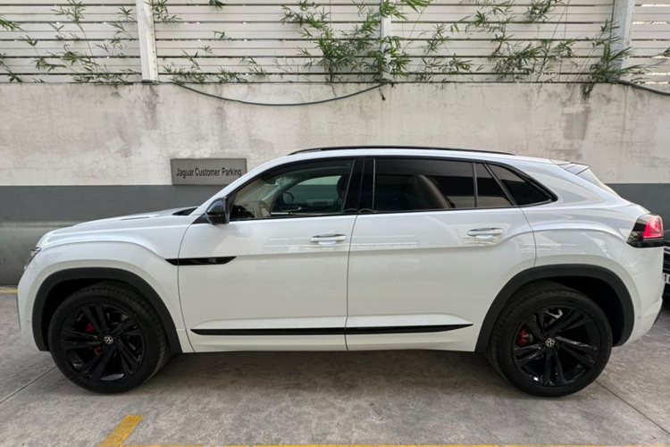 Hệ thống cảnh báo rời tay khỏi vô lăng (HOD), hệ thống phanh khẩn cấp trong phố (giám sát người đi bộ, đi xe đạp), cảnh báo va chạm phía trước (FCW) và hỗ trợ phanh khẩn cấp (AEB), hỗ trợ chuyển làn, 9 túi khí an toàn…