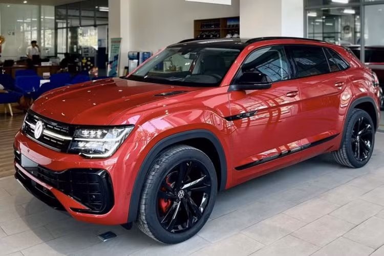 Với kích thước này, xe được định vị trong phân khúc SUV cỡ lớn, cạnh tranh cùng Hyundai Palisade, Ford Explorer và Toyota Land Cruiser Prado. Mẫu xe SUV Volkswagen Teramont X 2024 mang thiết kế cá tính hiện đại và trẻ trung, đi cùng với nhiều trang bị công nghệ tiên tiến.