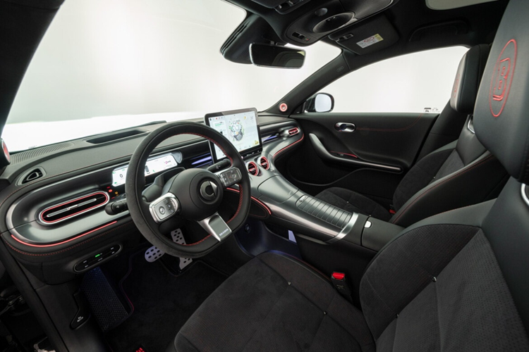 Một nâng cấp nổi bật khác là bộ mâm xe hợp kim Brabus Monoblock Z Platinum Edition 21 inch, nâng cấp so với mâm 20 inch nguyên bản.