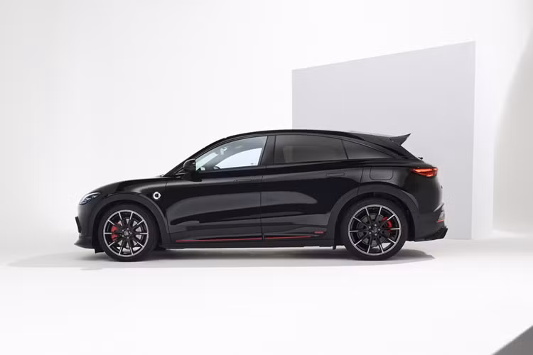 Ở phía trước, thương hiệu Brabus nâng cấp Smart #3 bộ chia mạnh mẽ chiếm vị trí trung tâm nhằm mục đích giảm lực nâng trục trước ở tốc độ cao, từ đây đem đến cho xe một diện mạo dữ dằn hơn.