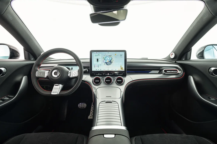 Bộ chia gió kết hợp với phần mở rộng thể thao trên cửa hút gió cản, từ đây khiến mẫu xe trở nên hầm hố hơn. Ở phía sau, Brabus đã trang bị một cánh lướt gió lớn hơn và tấm ốp phía sau mô phỏng bộ khuếch tán, tất cả đều được chế tạo từ vật liệu tổng hợp PUR cao cấp để đảm bảo chất lượng cho các phụ kiện nâng cấp xe.