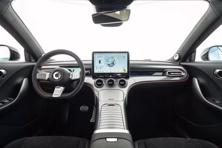 Bộ chia gió kết hợp với phần mở rộng thể thao trên cửa hút gió cản, từ đây khiến mẫu xe trở nên hầm hố hơn. Ở phía sau, Brabus đã trang bị một cánh lướt gió lớn hơn và tấm ốp phía sau mô phỏng bộ khuếch tán, tất cả đều được chế tạo từ vật liệu tổng hợp PUR cao cấp để đảm bảo chất lượng cho các phụ kiện nâng cấp xe.