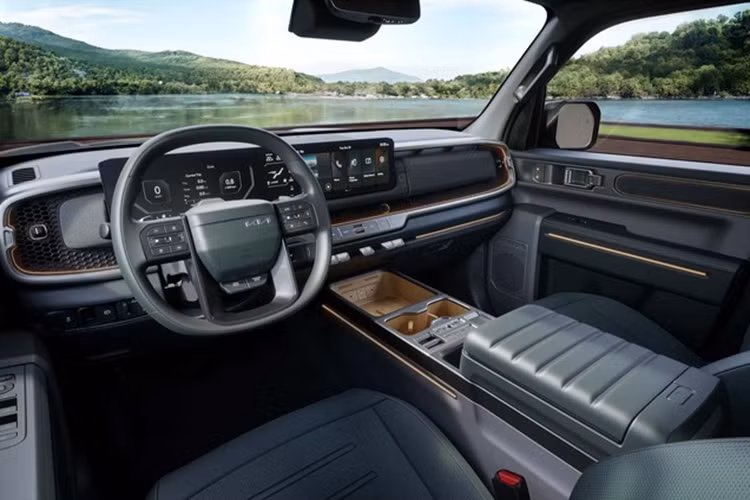 Bộ phận thiết kế của Kia đã tạo ra một điều gì đó độc đáo và nhận được rất nhiều phản hồi tích cực từ đó.” “Đó là một chiếc xe có vẻ ngoài ấn tượng. Đó là một chiếc xe cần có thời gian (để mọi người quen mắt).