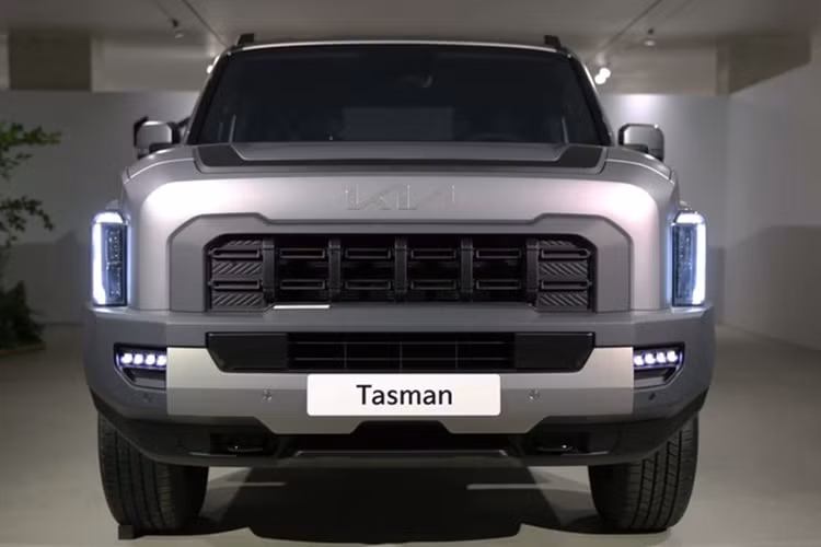 Ngay từ khi Kia bắt đầu giới thiệu chiếc bán tải đầu tiên của mình, nhiều người đã dự đoán Tasman sẽ trông rất kỳ lạ. Tasman cuối cùng đã lộ diện vào đầu tuần này. Nhìn từ mọi góc độ, đây là một chiếc xe bán tải có thiết kế hơi dị, nhưng hãng xe Hàn Quốc hài lòng với mọi thứ diễn ra.