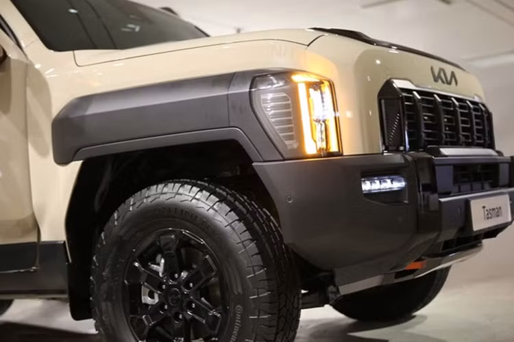 Vẻ ngoài nổi bật của xe bán tải Kia Tasman được thiết kế nhằm làm cho nó nổi bật trong một phân khúc đông đúc do những tên tuổi có uy tín chiếm giữ.