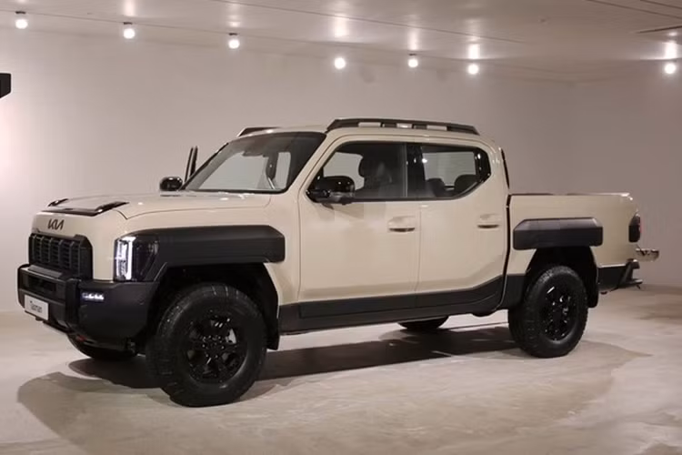 Giám đốc thiết kế ngoại thất của Kia thừa nhận Tasman là một “chiếc xe có vẻ ngoài ấn tượng”. Kiểu dáng ngộ nghĩnh của xe bán tải Kia Tasman 2025 mới không phải là một “tai nạn”. Có 20 đề xuất ban đầu từ tất cả các studio thiết kế của Kia và hãng xe này đã chọn thiết kế lạ mắt trên