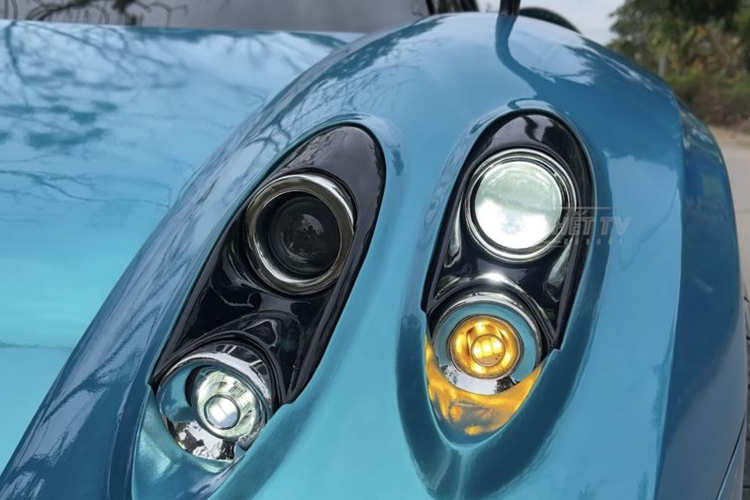 Bảng điều khiển với màn hình Android ở trung tâm cùng các cửa gió điều hòa cũng được nhóm Nhết TV thiết kế sao cho giống mẫu siêu xe nhất. Ghế xe được bọc da phối 2 tông màu tương phản, thiết kế cũng sao y bản chính.