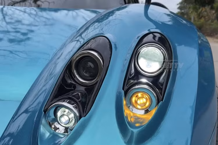 Bảng điều khiển với màn hình Android ở trung tâm cùng các cửa gió điều hòa cũng được nhóm Nhết TV thiết kế sao cho giống mẫu siêu xe nhất. Ghế xe được bọc da phối 2 tông màu tương phản, thiết kế cũng sao y bản chính.