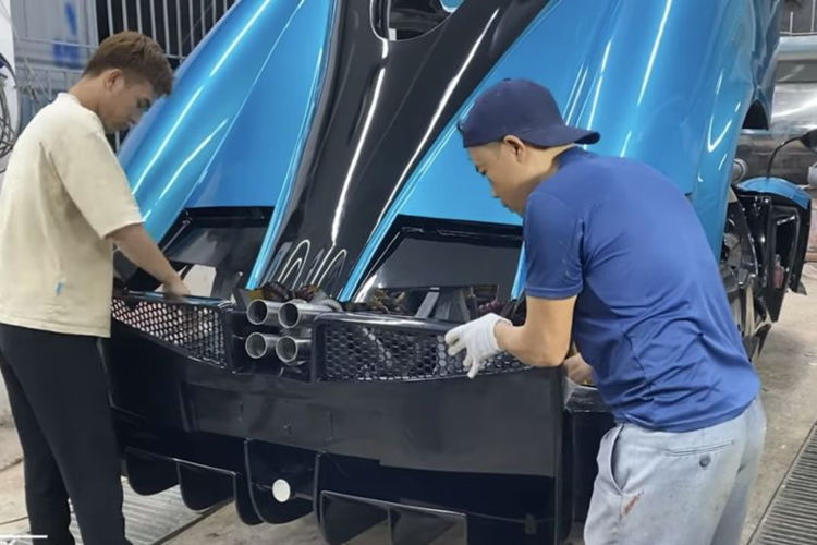 Về nội thất, bên trong khoang cabin của chiếc Huayra tự chế này cũng được nhóm bạn trẻ cố gắng tạo hình sao cho giống thật nhất. Xe được trang bị vô-lăng 3 chấu đặc trưng đi cùng ốp vân carbon và bọc da.