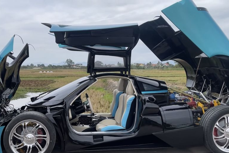 Theo nhóm Nhết TV, chiếc xe mô phỏng Pagani Huayra có 2 điểm khác biệt lớn so với những chiếc "siêu xe" trước đó. Đó là kết cấu cửa mở kiểu cánh chim và toàn bộ thân xe có thể mở lên được như bản gốc.