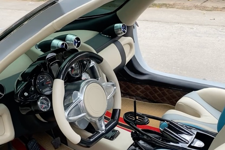 Chiếc Pagani Huayra tự chế này được nhóm sơn theo tông màu xanh dương/đen đặc trưng. Màu này thậm chí còn nổi bật hơn so với chiếc Pagani Huayra màu nâu của đại gia Minh Nhựa.