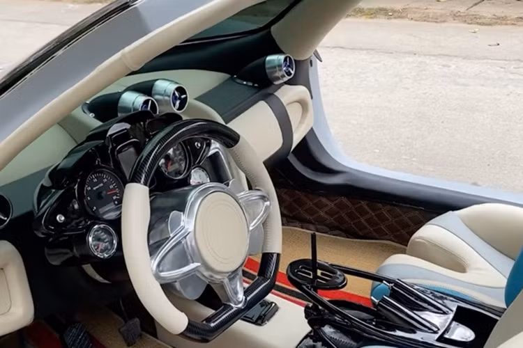 Chiếc Pagani Huayra tự chế này được nhóm sơn theo tông màu xanh dương/đen đặc trưng. Màu này thậm chí còn nổi bật hơn so với chiếc Pagani Huayra màu nâu của đại gia Minh Nhựa.